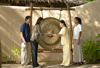 Begrüßungszeremonie im Six Senses Destination Spa Phuket Begrüßungszeremonie im Six Senses Destination Spa Phuket
