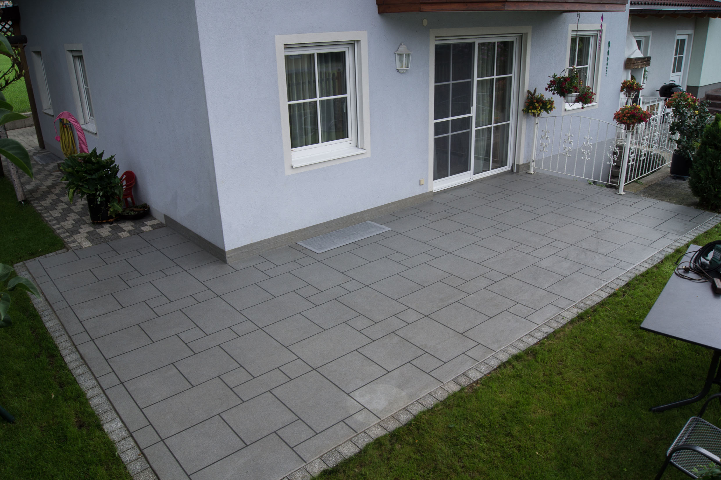 Das Ergebnis ist eine schön gestaltete, dauerhaft dichte Terrasse, die zum Verweilen einlädt. Das Ergebnis ist eine schön gestaltete, dauerhaft dichte Terrasse, die zum Verweilen einlädt.