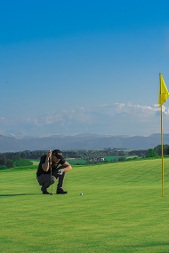 Golfer an der Golffahne Golfer an der Golffahne