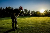 Golfen bei Sonnenuntergang Golfen bei Sonnenuntergang