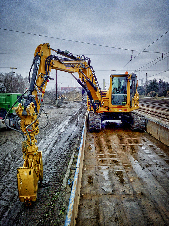 Der kompakte und leistungsstarke Yanmar Bagger SV120 als Einsatzfahrzeug für die DB Bahnbau Gruppe. Der kompakte und leistungsstarke Yanmar Bagger SV120 als Einsatzfahrzeug für die DB Bahnbau Gruppe.