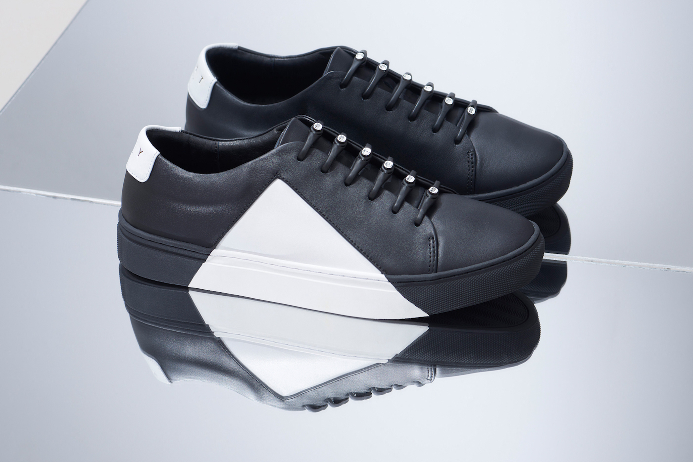 Schuhstyling deluxe mit HICKIES mit Swarowski Kristallen Schuhstyling deluxe mit HICKIES mit Swarowski Kristallen