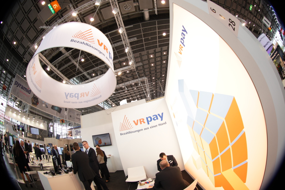 Mit VR pay trat CardProcess bereits zur EuroShop 2018 in den Dialog mit dem Handel. Mit VR pay trat CardProcess bereits zur EuroShop 2018 in den Dialog mit dem Handel.