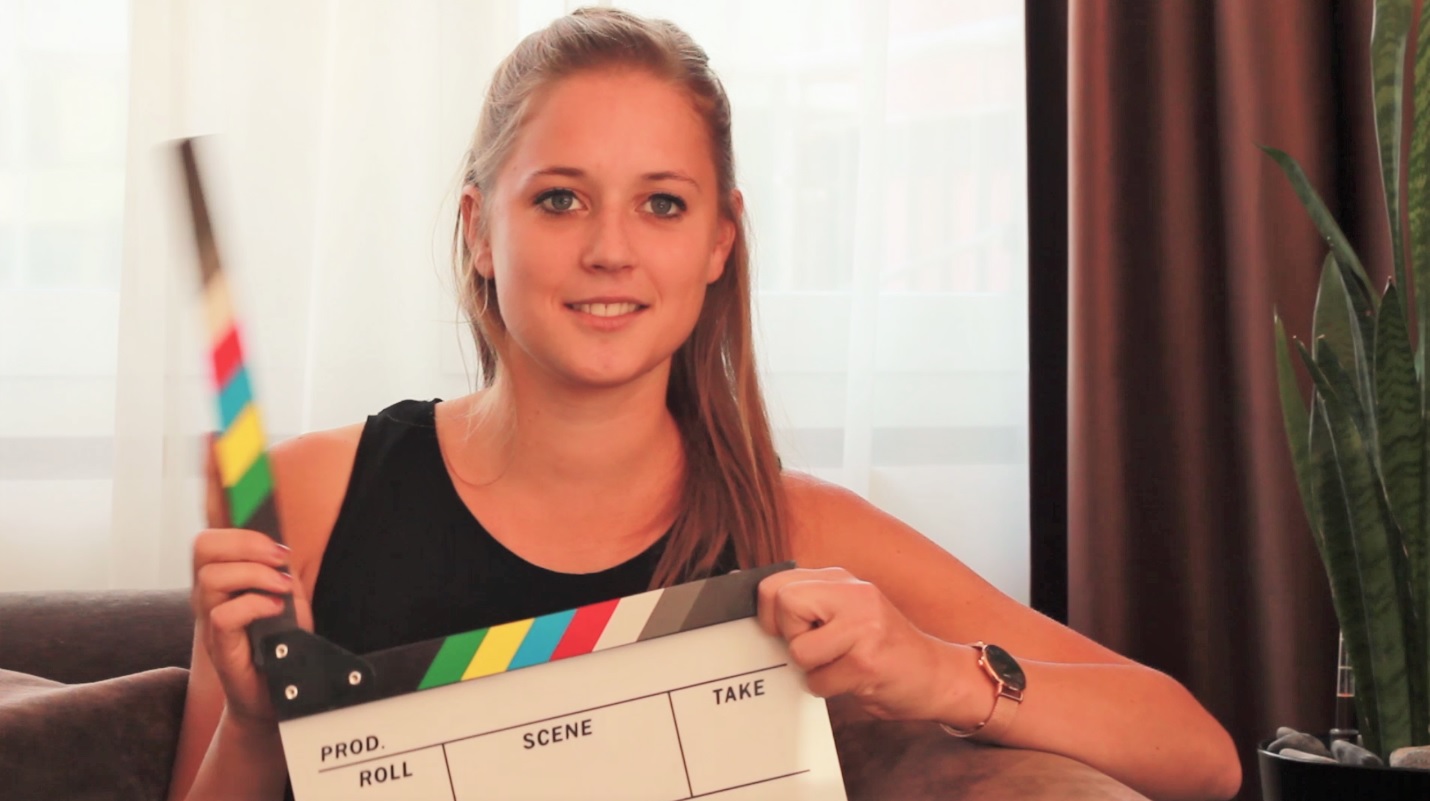 Moderatorin Anna bei der Arbeit