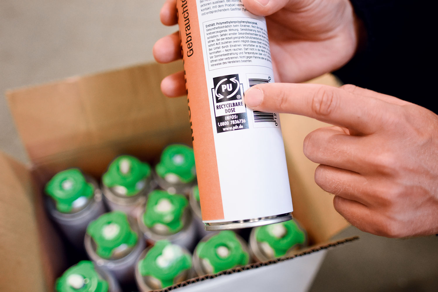 Gebrauchte PU-Schaumdosen einfach zurück in den Karton und zum Recycling abholen lassen. (Bildquelle Gebrauchte PU-Schaumdosen einfach zurück in den Karton und zum Recycling abholen lassen. (Bildquelle