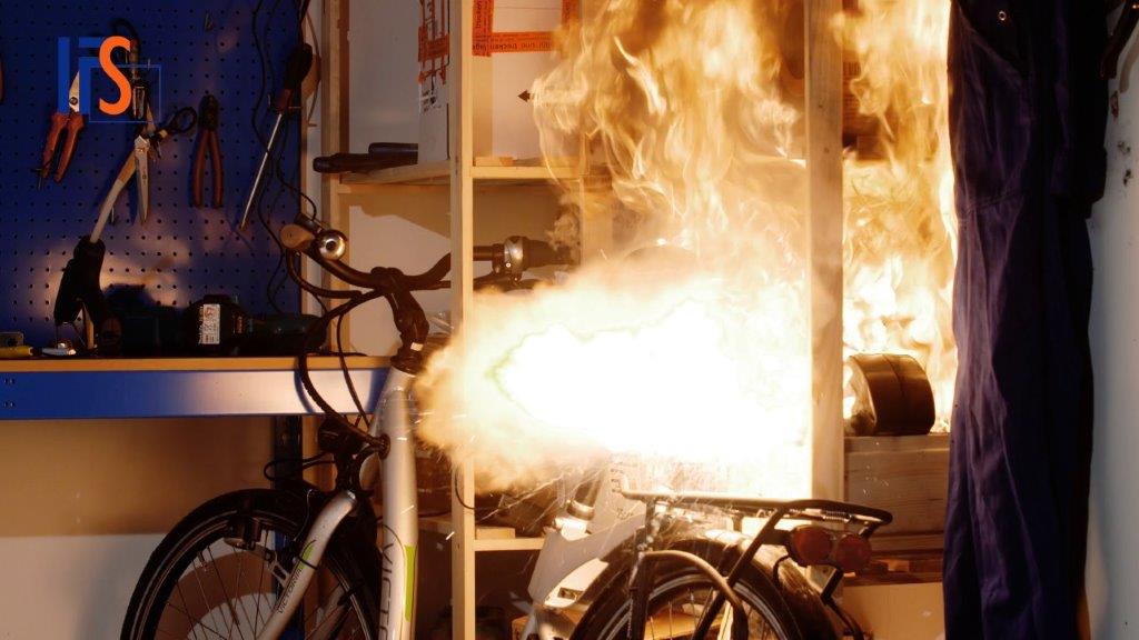 Besonders der Ladevorgang kann bei Lithium-Akkus gefährlich sein (Foto: IFS) Besonders der Ladevorgang kann bei Lithium-Akkus gefährlich sein (Foto: IFS)