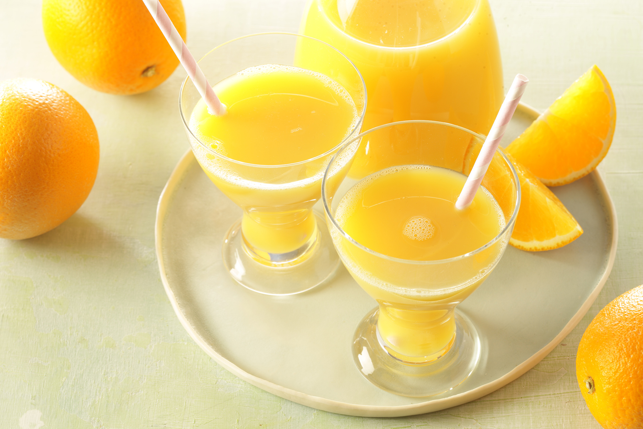 Ein kleines Glas Orangensaft (150 ml) deckt schonüber 50 % des täglichen Bedarfs an Vitamin C Ein kleines Glas Orangensaft (150 ml) deckt schonüber 50 % des täglichen Bedarfs an Vitamin C