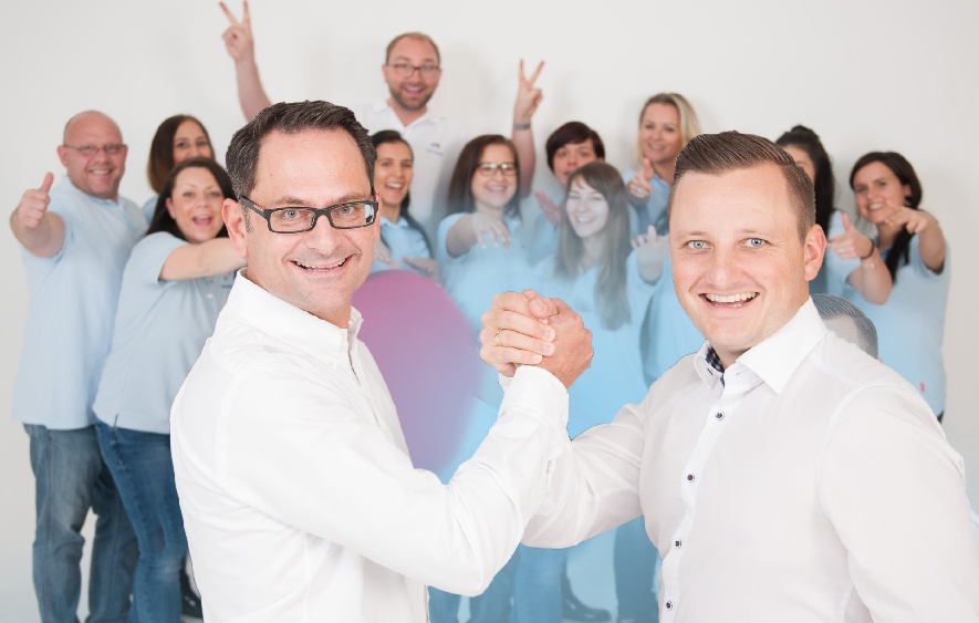 Dr. Alexis Grammatidis mit Juniorpartner Dr. Jan Staußund dem Praxisteam