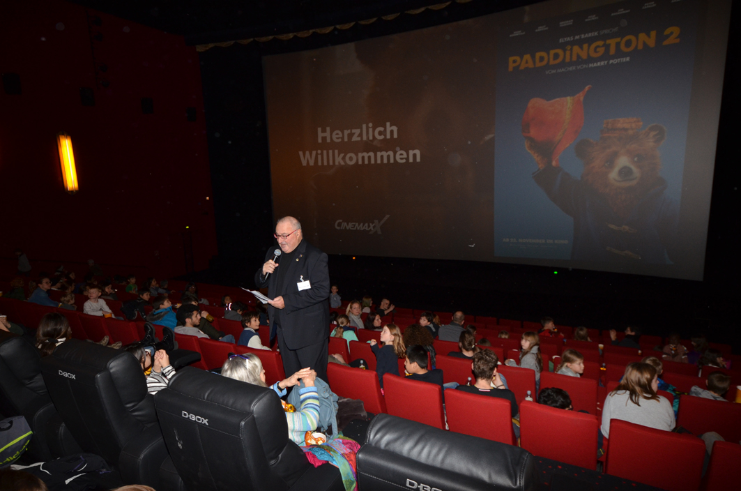 Ehrenpräsident des Marketing-Clubs Rhein-Neckar Hajo Adler begrüßt die 450 Heim- und Waisenkinder. (