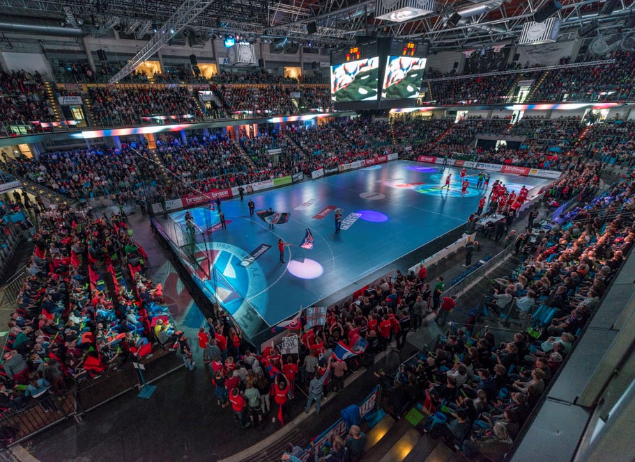 (Foto: HJKrieg, hl-studios, Erlangen): Arena Nürnberger Versicherung: weitüber 7.000 HC-Fans kommen
