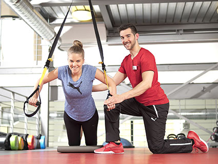 Workouts unter professioneller Anleitung eines Trainers sind effektiv Workouts unter professioneller Anleitung eines Trainers sind effektiv
