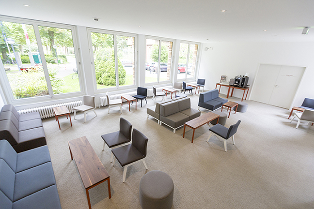 Geradlinig und großzügig möblierte die Stuhlfabrik Schnieder das Foyer des Hotels Christophorus