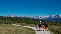 Familie beim Wandern (c) Helmut Moling (Tourismusverein Klausen)