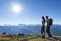 Pärchen beim Wandern auf den Eisacktaler Dolomiten © Helmuth Rier (Tourismusverein Klausen)