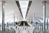 Dubai International Airport, Erweiterung Terminal 3 mit 60.000 Metalldeckenplatten von Armstrong Dubai International Airport, Erweiterung Terminal 3 mit 60.000 Metalldeckenplatten von Armstrong