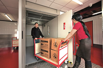 Mit dem Escorta-Aufzug können mehrere Warenbegleitpersonen fahren. Bild: ©Masons Selfstorage Ltd.