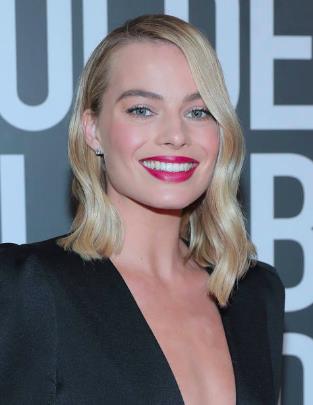 Margot Robbie bei den Golden Globe Awards mit einem Haarstyling von Bryce Scarlett mit Moroccanoil (