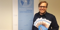 Finn-Marvin Lau mit der Broschüre AUF IN DIE WELT 2018 (Foto: Dt. Stiftung Völkerverständigung) Finn-Marvin Lau mit der Broschüre AUF IN DIE WELT 2018 (Foto: Dt. Stiftung Völkerverständigung)