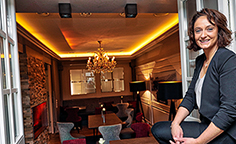 Zwischen Administration und Gästekontakt: Hotelleiterin Jeannette Burbach liebt ihre Aufgaben. © hob Zwischen Administration und Gästekontakt: Hotelleiterin Jeannette Burbach liebt ihre Aufgaben. © hob