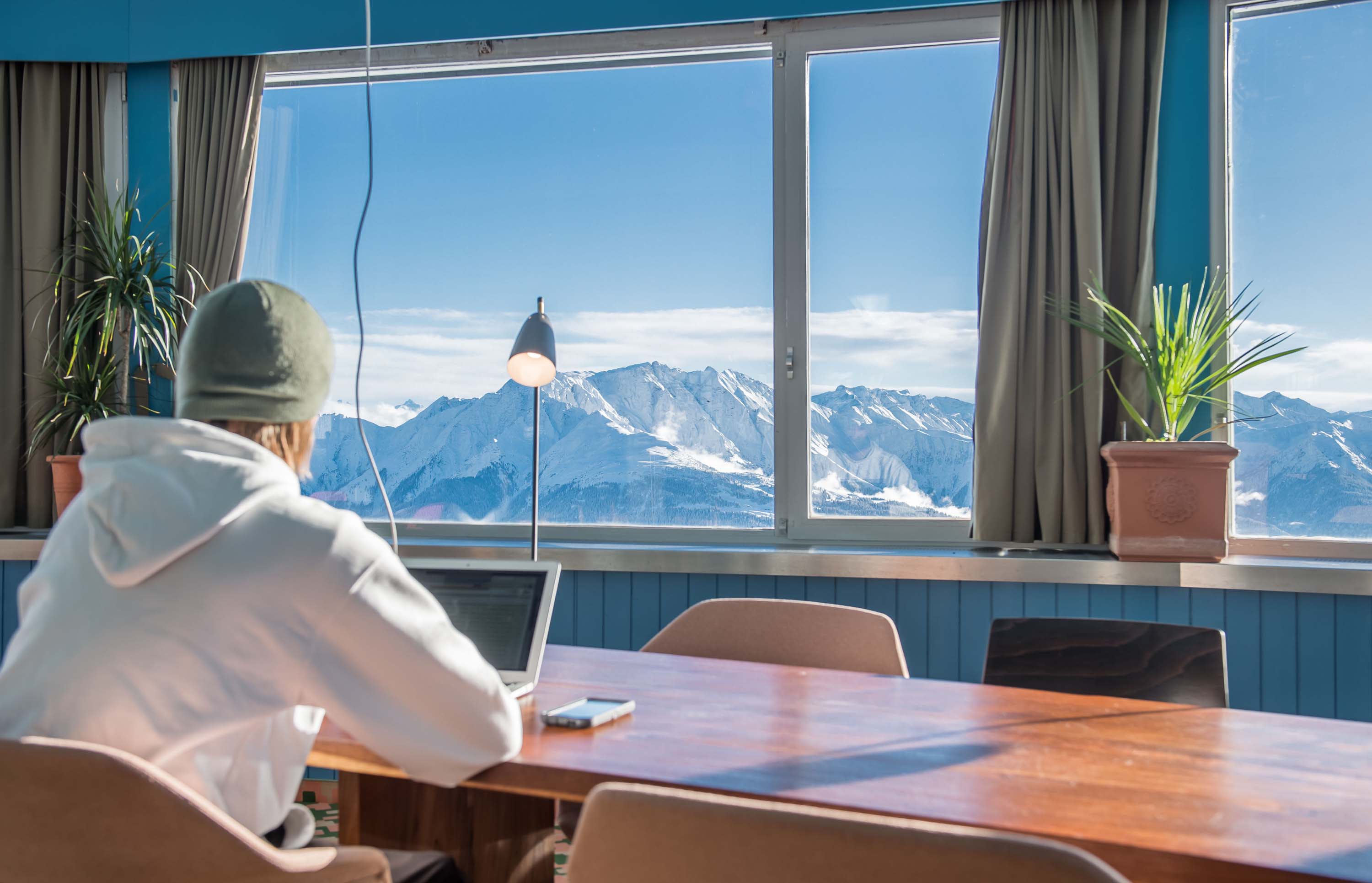 Mitten im Schweizer Skigebiet LAAX: Das Open Office"The Bridge" (Bildquelle: @Weisse Arena Mitten im Schweizer Skigebiet LAAX: Das Open Office"The Bridge" (Bildquelle: @Weisse Arena