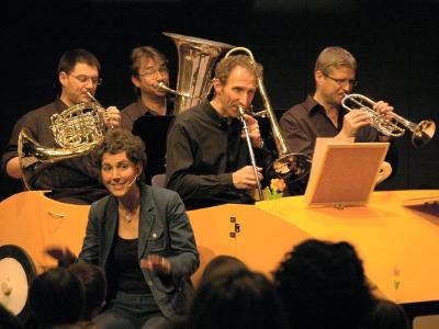 Achtung Blechlawine, das Kinderkonzert von mini.musik nimmt die Kinder mit auf eine witzige Tournee