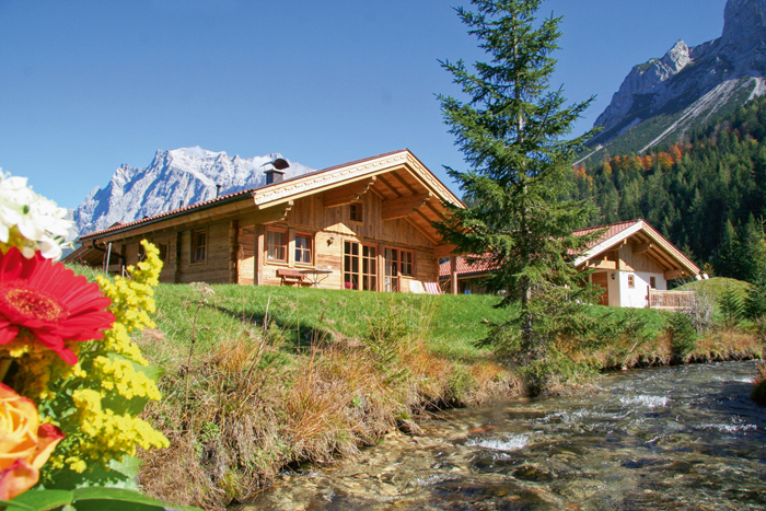 Fernab des Massentourismus inmitten wunderschöner Berglandschaft liegt das Chalet Resort LaPosch. (B