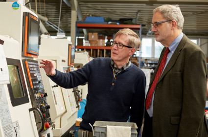 Interim Manager setzen Lean-Konzepte um, indem sie den internen Lean-Beauftragten unterstützen. (Bil Interim Manager setzen Lean-Konzepte um, indem sie den internen Lean-Beauftragten unterstützen. (Bil