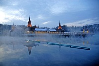 Thermalsee mit Heilbad im Winter (Heviz)