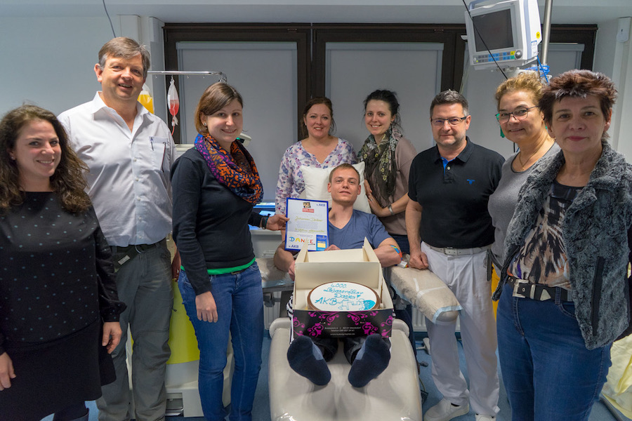 Das Team der Ambulanz der Stiftung AKB hat sich versammelt für Johannes. Er ist Spender Nummer 4.000