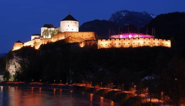 Foto: Top-City-Kufstein GmbH - Die Kufsteiner Festungsarena besitzt ein flexibles Dach. Foto: Top-City-Kufstein GmbH - Die Kufsteiner Festungsarena besitzt ein flexibles Dach.