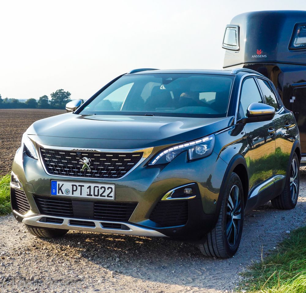 Futuristisch-schick und hochfunktionell: Peugeot 3008 GT als Pferdeanhänger-Zugfahrzeug Futuristisch-schick und hochfunktionell: Peugeot 3008 GT als Pferdeanhänger-Zugfahrzeug