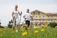 Nordic Walking mit Gut im Hintergrund (GUT EDERMANN)