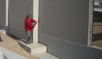 Sockelelemente können gleichzeitig als Bodenplattenscha-lung dienen. Sockelelemente können gleichzeitig als Bodenplattenscha-lung dienen.