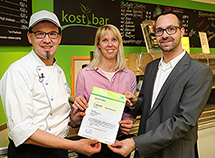 Catrin Schulze übergibt das DGE-Zertifikat „Job & Fit“ an Sascha Mroch (l.) und Kai-Udo Kolodziej. 