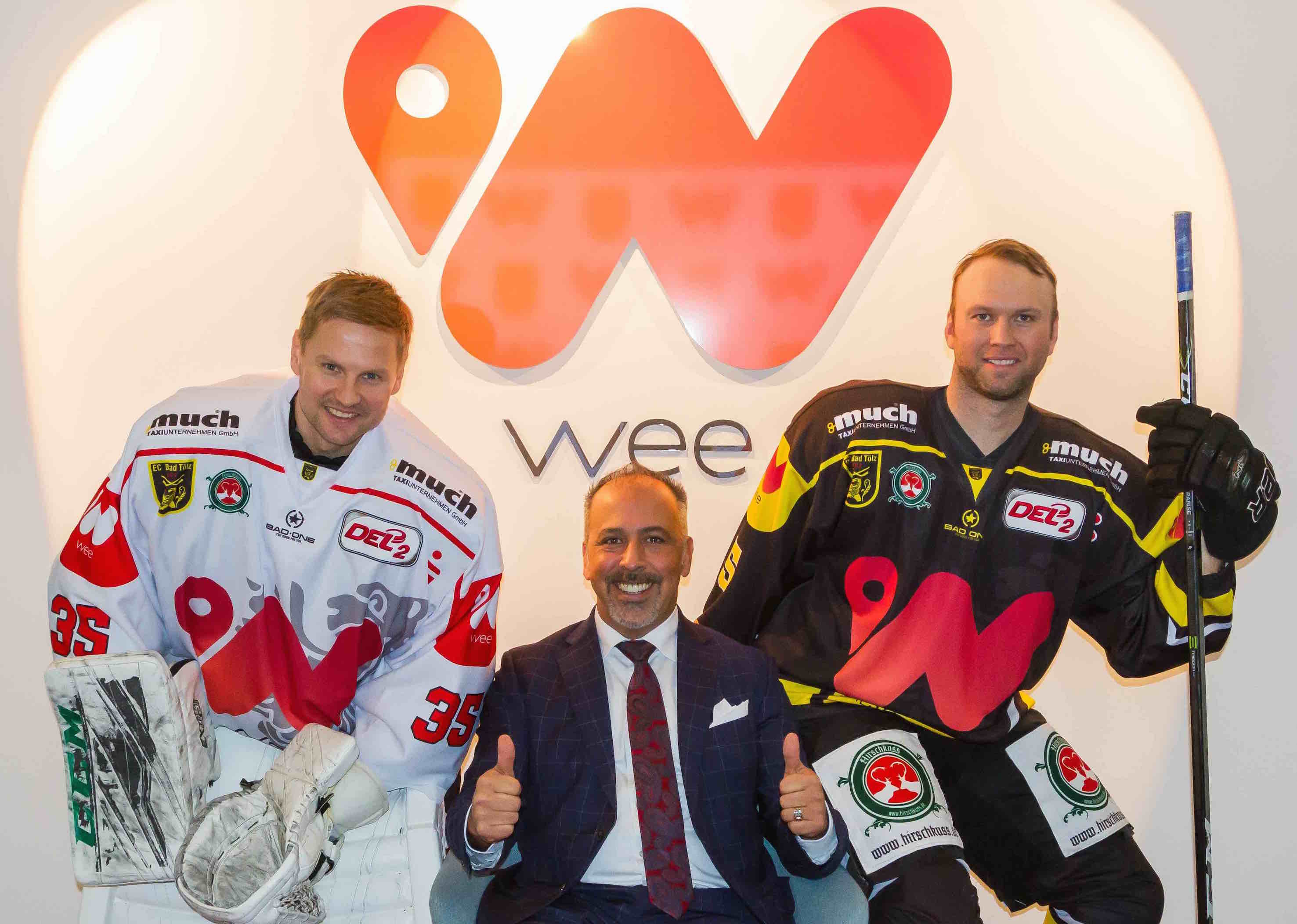 Die Neuzugänge der Tölzer Löwen Mikko Rämöund Casey Borer mit Unternehmer Cengiz Ehliz (weeConomy) ( Die Neuzugänge der Tölzer Löwen Mikko Rämöund Casey Borer mit Unternehmer Cengiz Ehliz (weeConomy) (