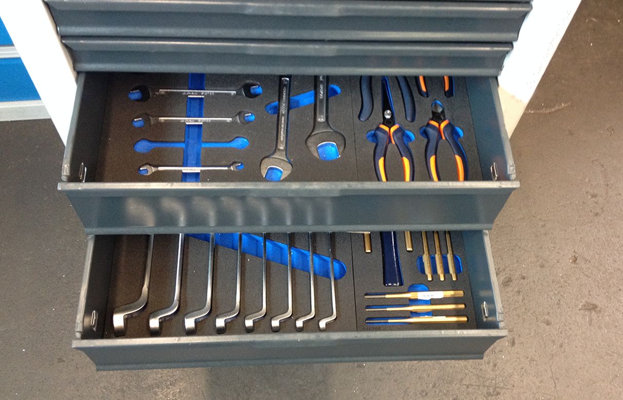 Mit den passgenauen Schaumeinlagen von Wiederstein Verpackungen bleibt Werkzeug an seinem Platz. (Bi