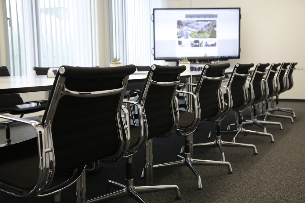 Das Business Center bietet Telefonservice, Büros und solche Tagungsräume und Konferenzräume