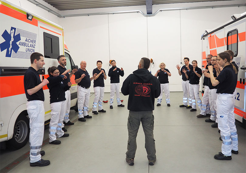 Krav Maga Instructor Sebastian Tomiatti weist in die Grundzüge der Selbstverteidigung ein. Krav Maga Instructor Sebastian Tomiatti weist in die Grundzüge der Selbstverteidigung ein.