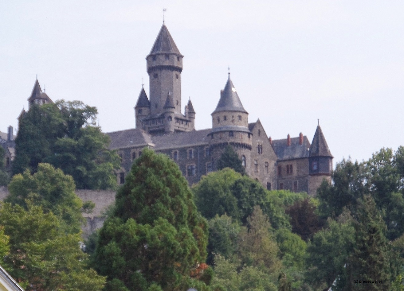 Von allen Seiten schön und beeindruckend: Schloss Braunfels. (Foto/ 2015: presseweller)