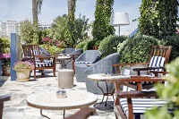 Gemütliche Sitzplätze im Aussenbereich (Hotel Portixol)
