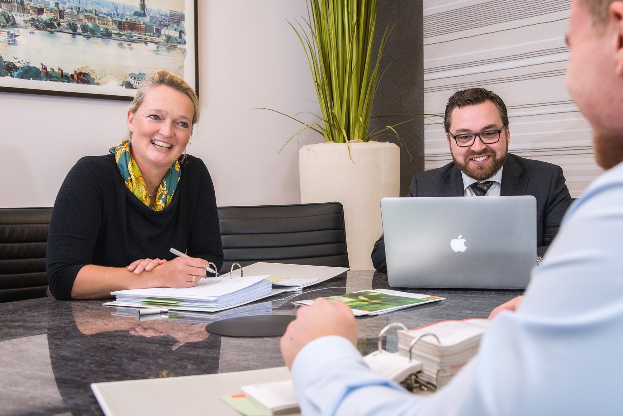 Hand in Hand: Steuerberaterin Anke Brand und Finanzplaner Sebastian Steins