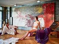 Paar entspannt im Nitsch Raum des Refugiums (c) Peter Podpera (Krallerhof)