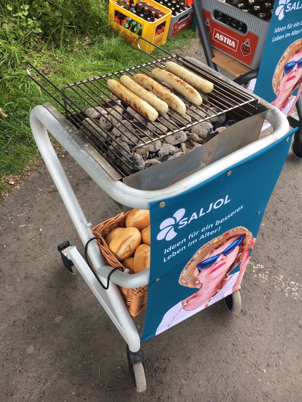 Außergewöhnliche Nutzung: SALJOLs Wohnraumrollator Page als Grillrollator (Bildquelle: SALJOL GmbH) Außergewöhnliche Nutzung: SALJOLs Wohnraumrollator Page als Grillrollator (Bildquelle: SALJOL GmbH)