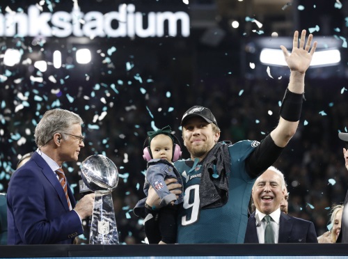 Nick Foles, Quarterback der Philadelphia Eagles, feiert mit seiner Tochter Lily den Superbowl (Bildq
