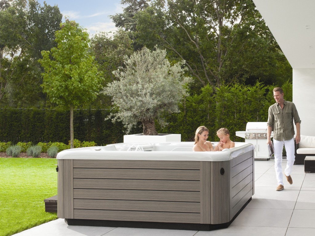 Den Whirlpool auf der eigenen Terrasse genießen