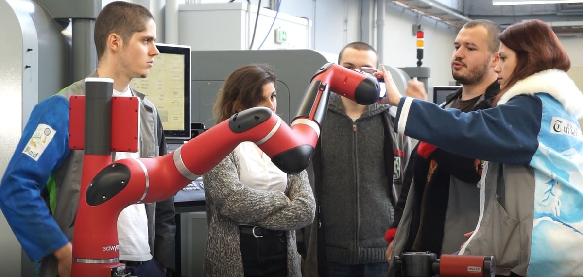 Studierende experimentieren mit Cobot Sawyer von Rethink Robotics Studierende experimentieren mit Cobot Sawyer von Rethink Robotics