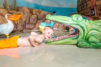 Junge beim spielen im Poolbereich (Leading Family Hotel und Resort Alpenrose)