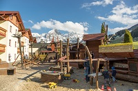 Spielplatz im Aussenbereich (Leading Family Hotel und Resort Alpenrose)