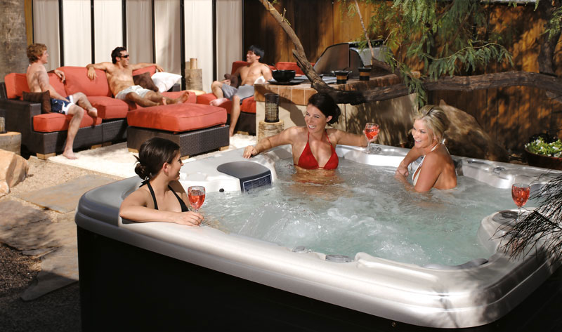 Ein Bad in einem Whirlpool kann sich positiv auf Körper, Geist und Seele auswirken.