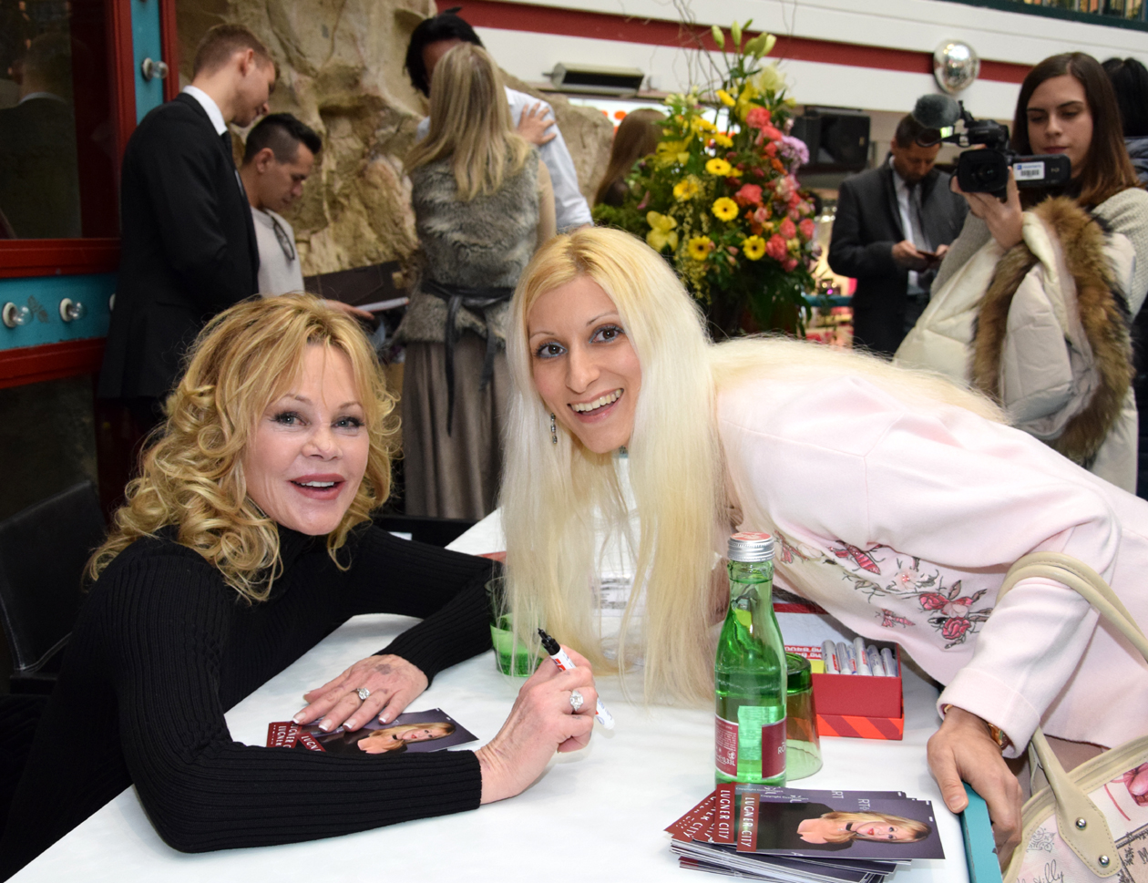 US-Schauspielerin Melanie Griffith mit Pop Art Künstlerin Tanja Playner